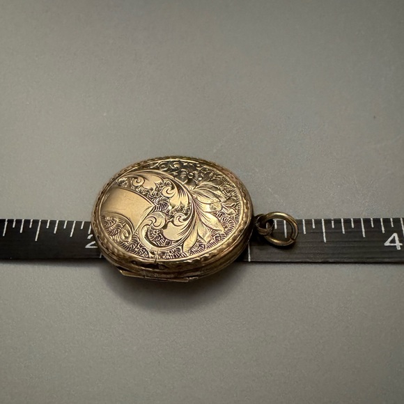 Floral rose Gold Oval Locket Pendant Antique - Picture 3 of 6